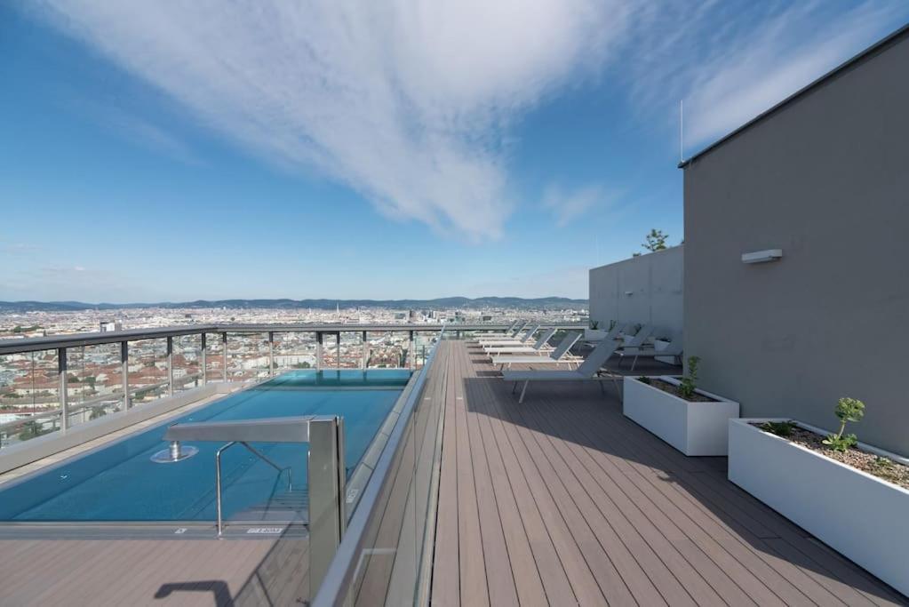 Apartamento Hoch Hinaus, Neu Und Stilvoll Mit Pool Am Dach Viena Exterior foto