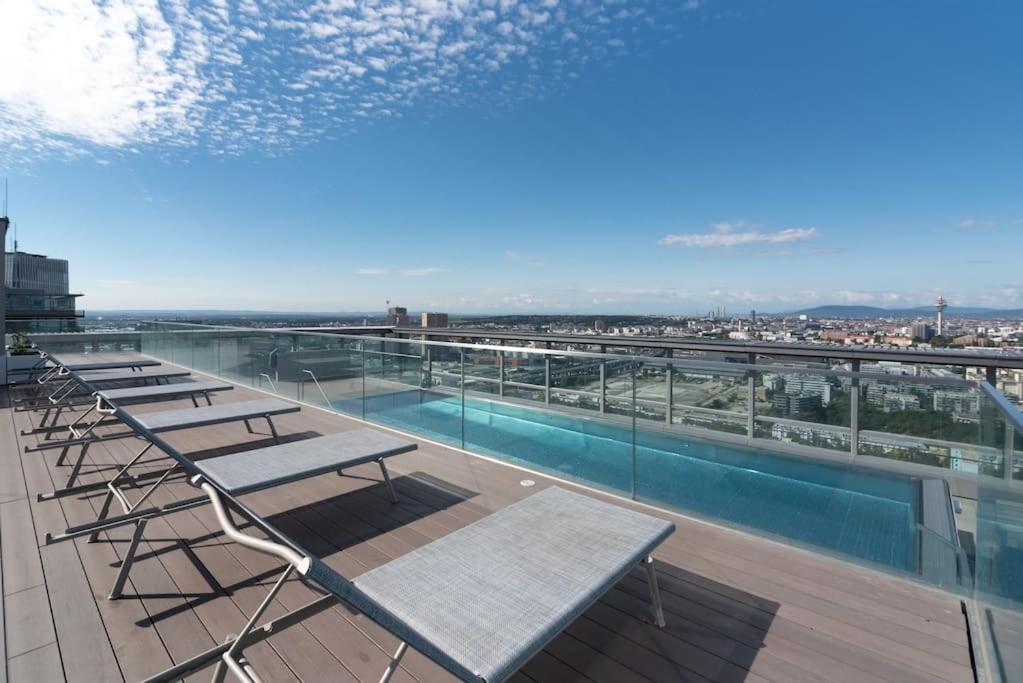 Apartamento Hoch Hinaus, Neu Und Stilvoll Mit Pool Am Dach Viena Exterior foto