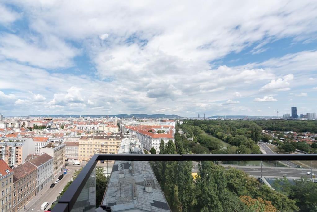 Apartamento Hoch Hinaus, Neu Und Stilvoll Mit Pool Am Dach Viena Exterior foto