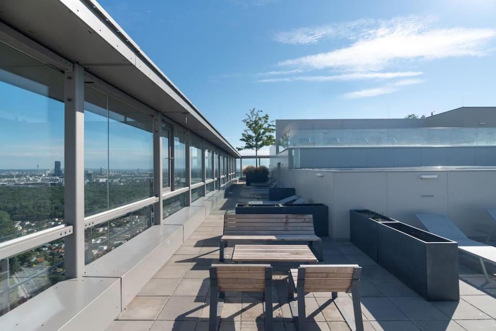Apartamento Hoch Hinaus, Neu Und Stilvoll Mit Pool Am Dach Viena Exterior foto