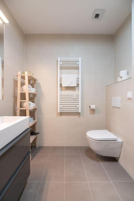 Apartamento Hoch Hinaus, Neu Und Stilvoll Mit Pool Am Dach Viena Exterior foto