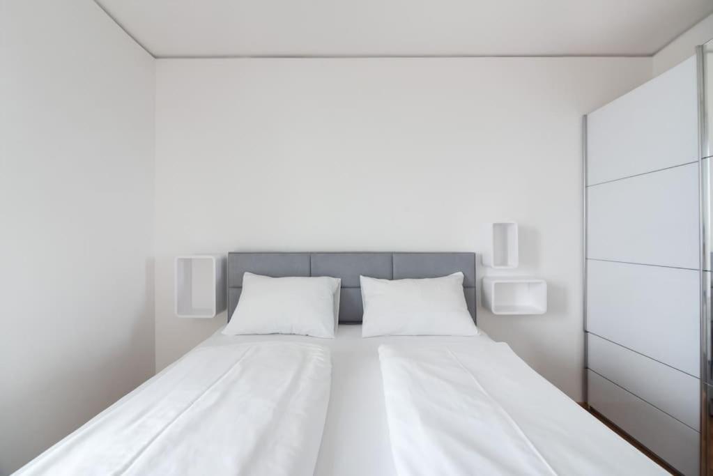 Apartamento Hoch Hinaus, Neu Und Stilvoll Mit Pool Am Dach Viena Exterior foto