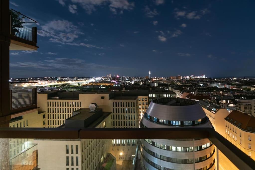 Apartamento Hoch Hinaus, Neu Und Stilvoll Mit Pool Am Dach Viena Exterior foto