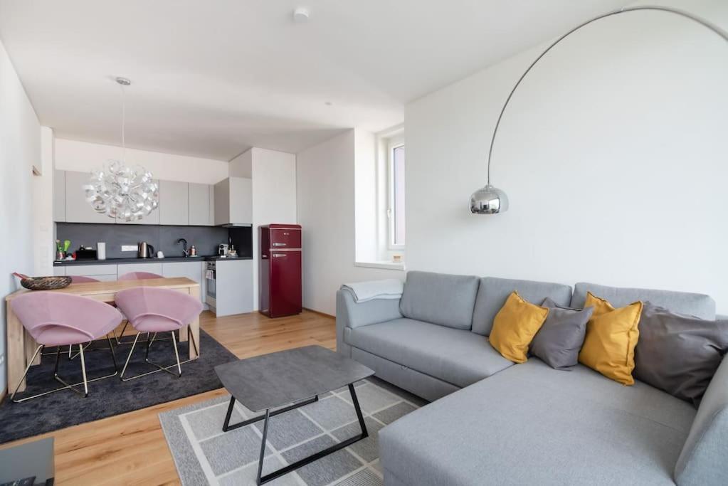Apartamento Hoch Hinaus, Neu Und Stilvoll Mit Pool Am Dach Viena Exterior foto