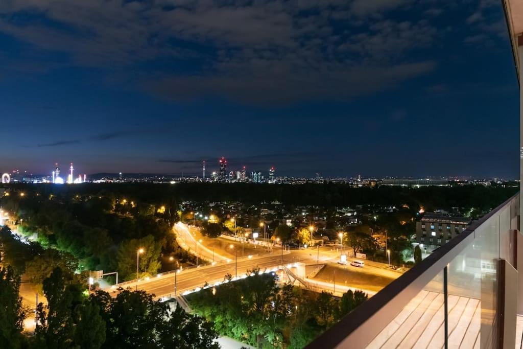 Apartamento Hoch Hinaus, Neu Und Stilvoll Mit Pool Am Dach Viena Exterior foto