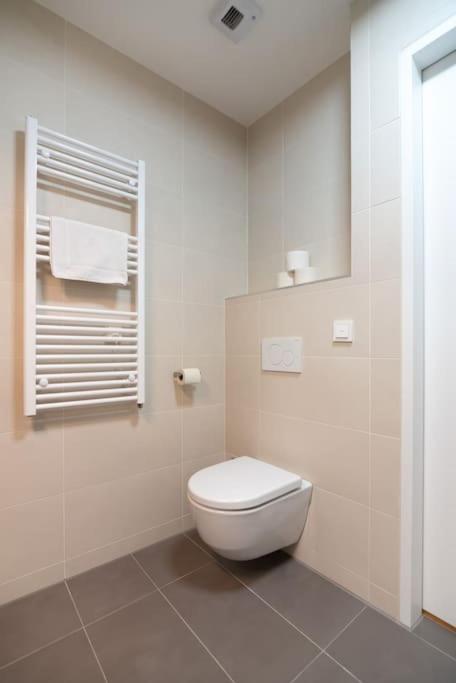 Apartamento Hoch Hinaus, Neu Und Stilvoll Mit Pool Am Dach Viena Exterior foto