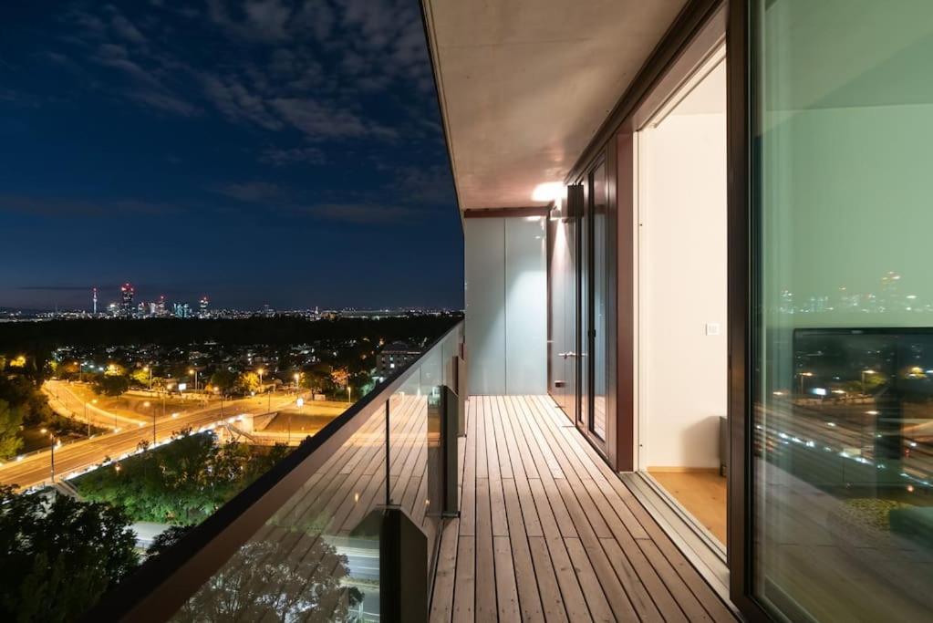 Apartamento Hoch Hinaus, Neu Und Stilvoll Mit Pool Am Dach Viena Exterior foto