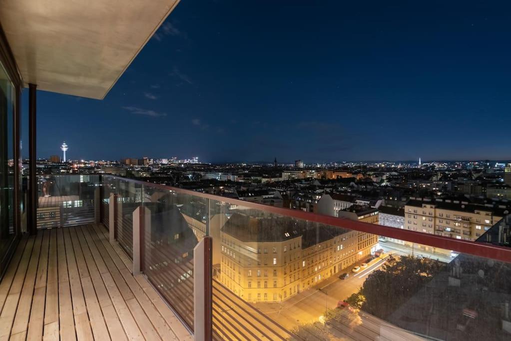 Apartamento Hoch Hinaus, Neu Und Stilvoll Mit Pool Am Dach Viena Exterior foto