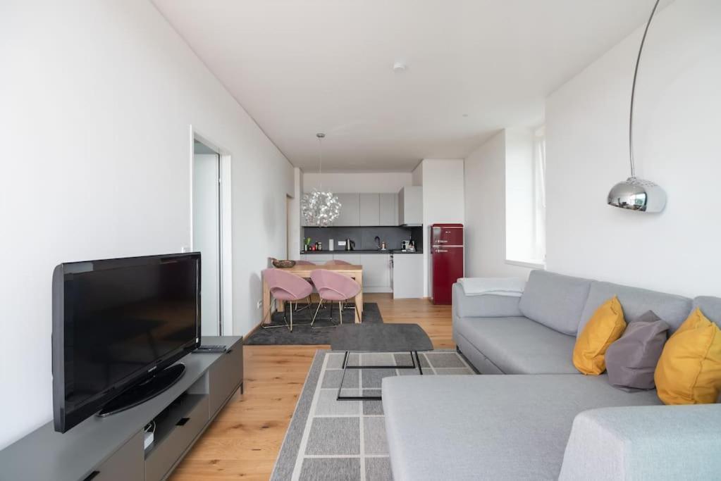 Apartamento Hoch Hinaus, Neu Und Stilvoll Mit Pool Am Dach Viena Exterior foto