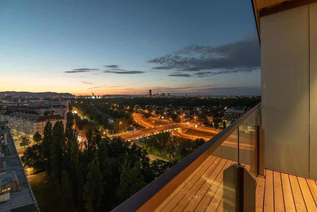 Apartamento Hoch Hinaus, Neu Und Stilvoll Mit Pool Am Dach Viena Exterior foto