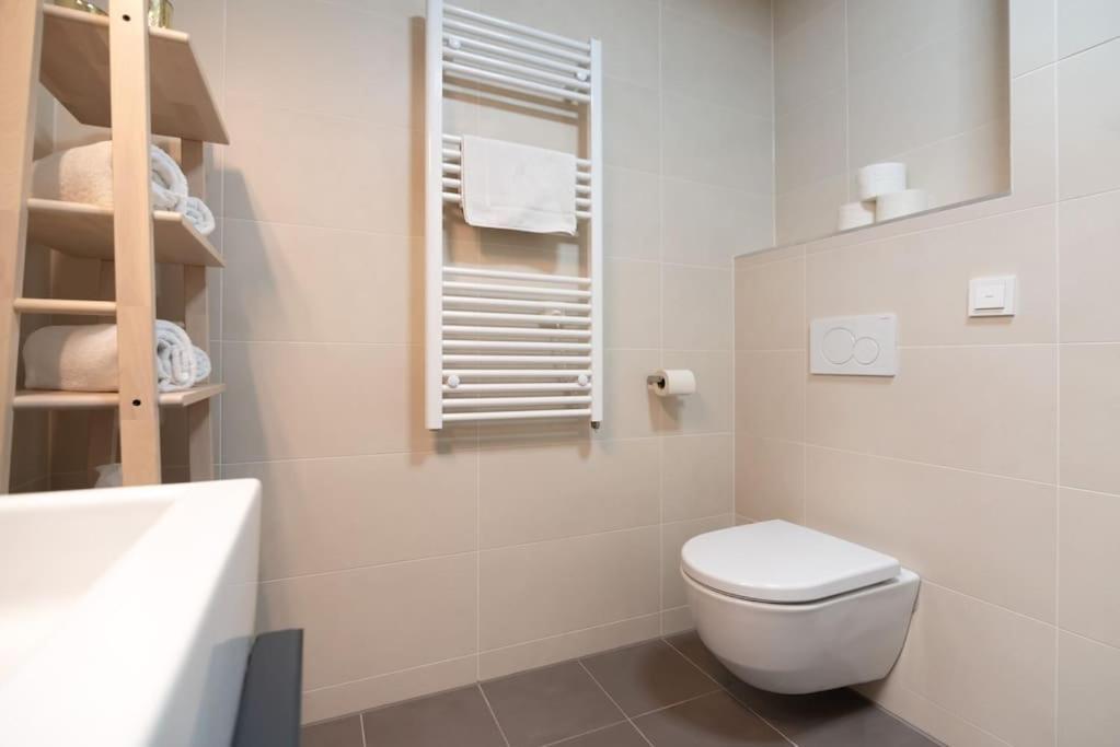 Apartamento Hoch Hinaus, Neu Und Stilvoll Mit Pool Am Dach Viena Exterior foto