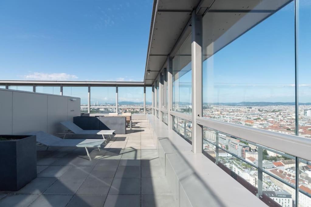 Apartamento Hoch Hinaus, Neu Und Stilvoll Mit Pool Am Dach Viena Exterior foto